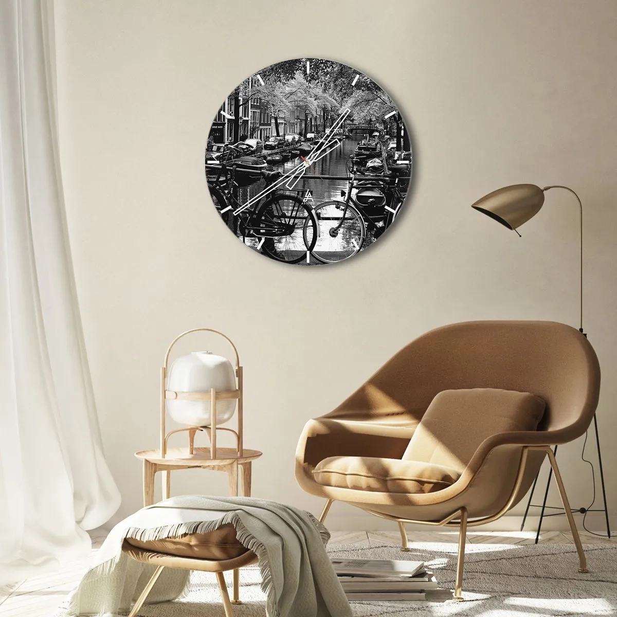 Zegar ścienny - Czarno-biały widok na kanał z rowerami w Amsterdamie - 30x30cm - Bardzo holenderski widok - Nowoczesna dekoracja ścienna do salonu, kuchni i sypialni ARTTOR