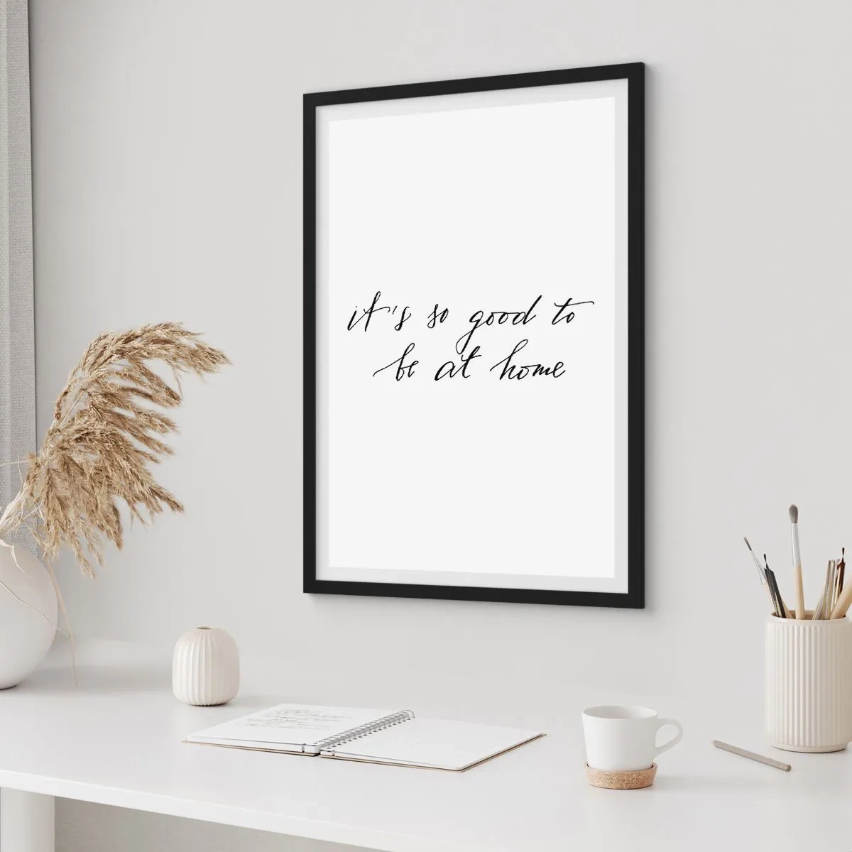 Plakat w czarnej ramie - Cytat It’s so good to be at home w minimalistycznym stylu - 50x70cm - Cała prawda - Nowoczesna dekoracja ścienna do salonu i sypialni ARTTOR