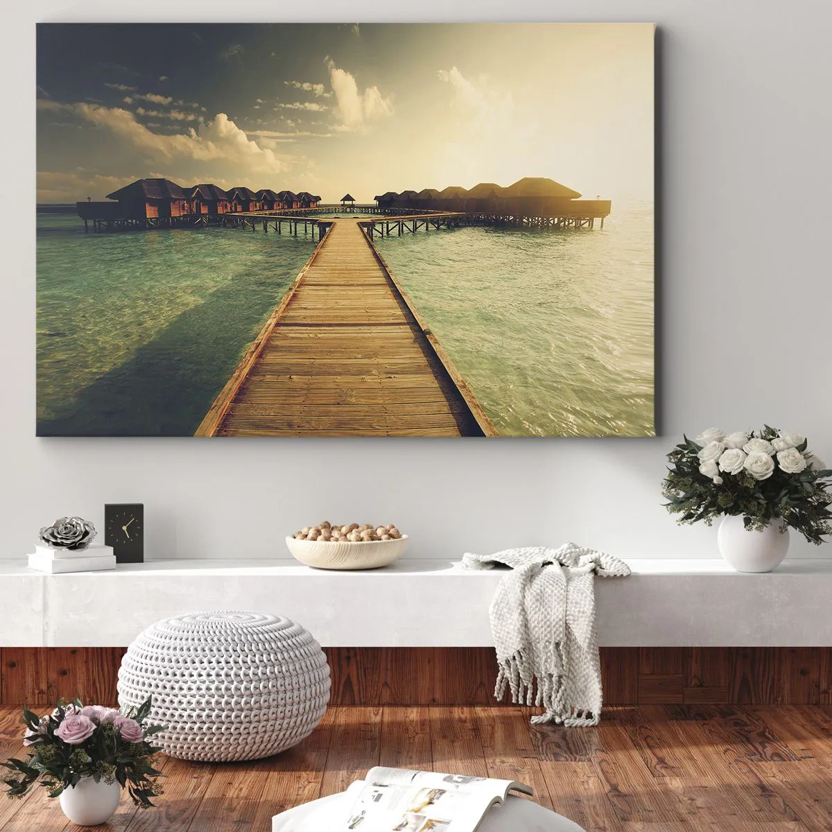 Obraz na płótnie - Drewniany pomost prowadzący do domków na wodzie oświetlonych promieniami słońca - 70x50cm - Gorące zaproszenie - Nowoczesna dekoracja ścienna do salonu i sypialni ARTTOR