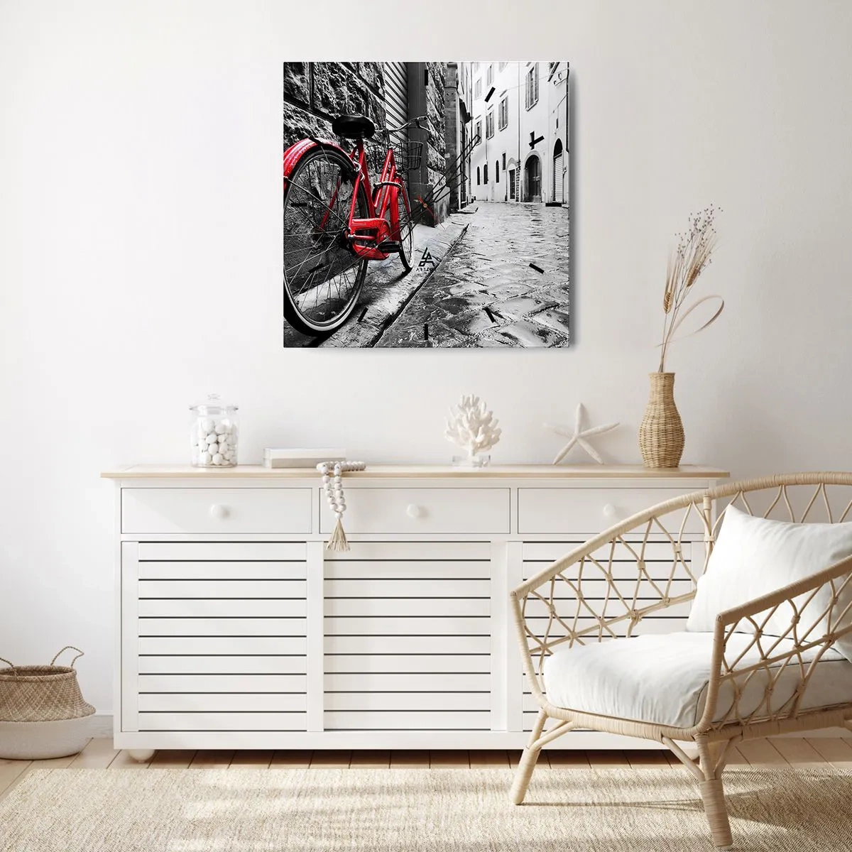 Zegar ścienny - Czerwony rower w czarno-białej uliczce - 30x30cm - Prawdziwe piękno się nie starzeje - Nowoczesna dekoracja ścienna do salonu i sypialni ARTTOR
