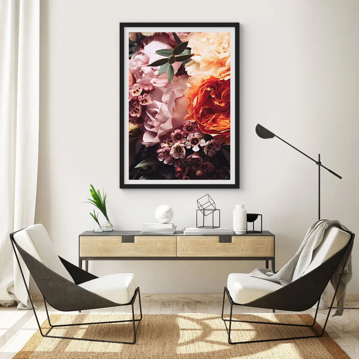 Plakat w czarnej ramie - Zbliżenie na bukiet kwiatów w odcieniach różu, pomarańczy i kremu - 50x70cm - Otulone pięknem - Nowoczesna dekoracja ścienna do salonu i sypialni ARTTOR