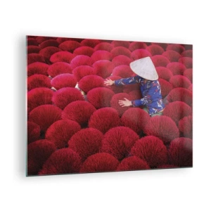 Obraz na szkle - Pracownik wśród czerwonych pęków kadzideł na tle wzoru - 70x50cm - Na ryżowym polu - Nowoczesna dekoracja ścienna do salonu i sypialni ARTTOR
