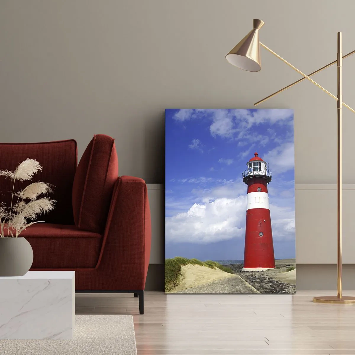 Obraz na płótnie - Czerwona latarnia morska na plaży pod błękitnym niebem - 70x100cm - Wymarzona samotnia - Nowoczesna dekoracja ścienna do salonu i sypialni ARTTOR
