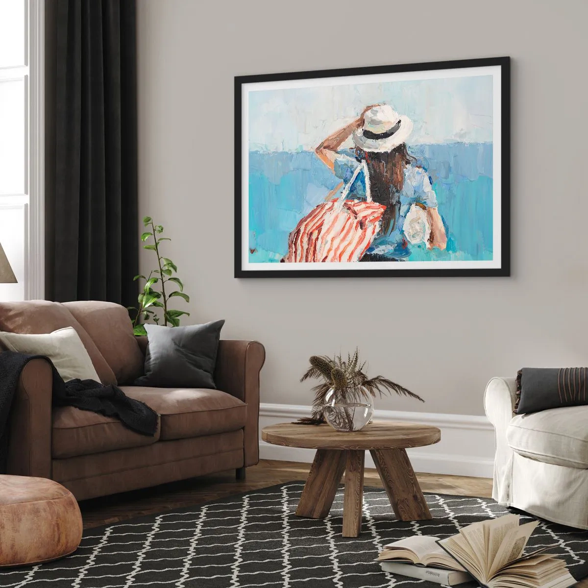 Plakat w czarnej ramie - Kobieta w kapeluszu na tle błękitnego morza - 70x50cm - Witaj na wakacjach - Nowoczesna dekoracja ścienna do salonu i sypialni ARTTOR