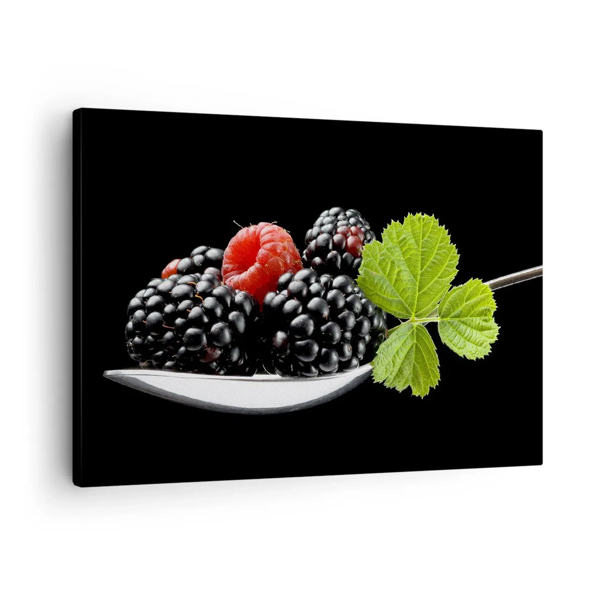 Obraz na płótnie - Jeżyny i maliny na łyżeczce z listkiem na czarnym tle - 70x50cm - Smak świeżości - Nowoczesna dekoracja ścienna do salonu i sypialni ARTTOR