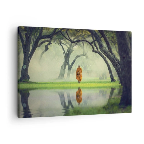 Obraz na płótnie - Mnich w pomarańczowej szacie w lesie z mglistym tłem i odbiciem w wodzie - 70x50cm - W drodze do oświecenia - Nowoczesna dekoracja ścienna do salonu i sypialni ARTTOR