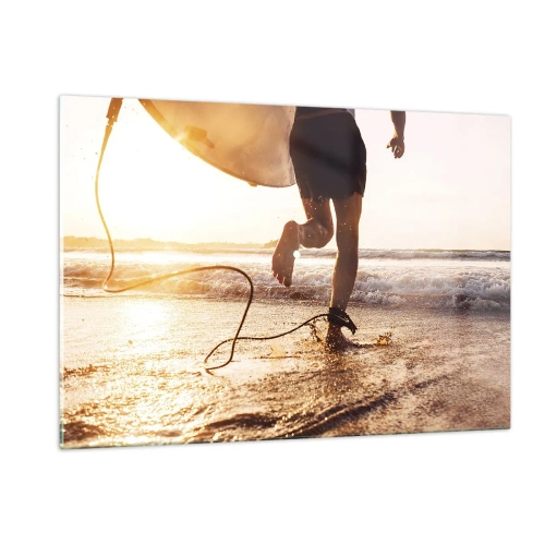 Obraz na szkle - Surfer biegnący z deską po plaży o zachodzie słońca - 120x80cm - Na spotkanie fali - Nowoczesna dekoracja ścienna do salonu, kuchni i sypialni ARTTOR