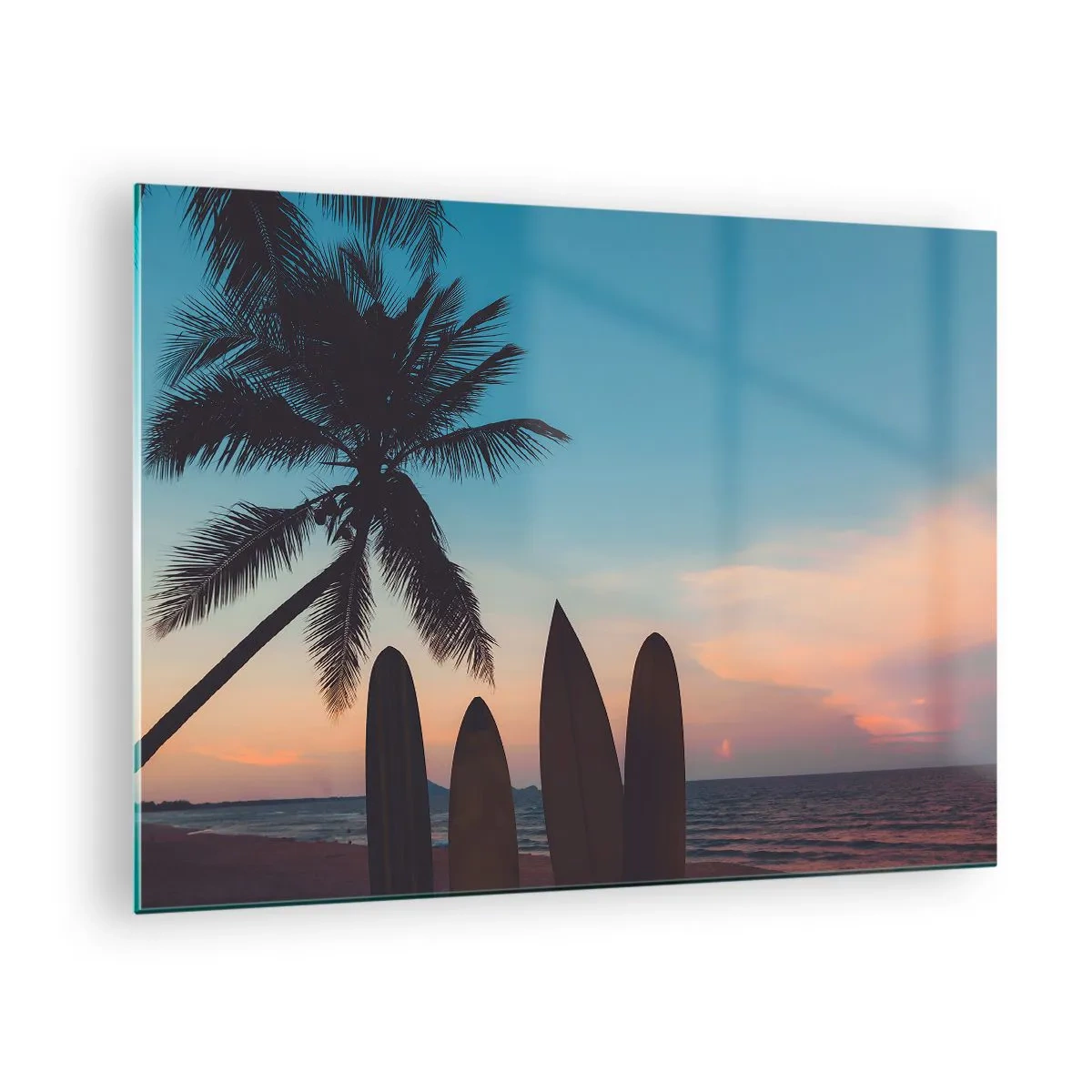 Obraz na szkle - Palma i deski surfingowe na plaży o zachodzie słońca - 70x50cm - Jutro też będzie zabawa - Nowoczesna dekoracja ścienna do salonu i sypialni ARTTOR
