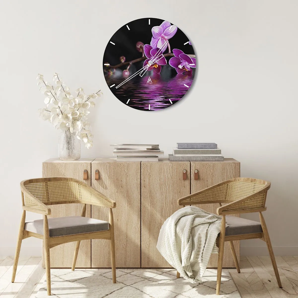 Zegar ścienny - Różowe orchidee odbijające się w wodzie na czarnym tle - 30x30cm - Liliowe odbicie piękna - Nowoczesna dekoracja ścienna do salonu, kuchni i sypialni ARTTOR