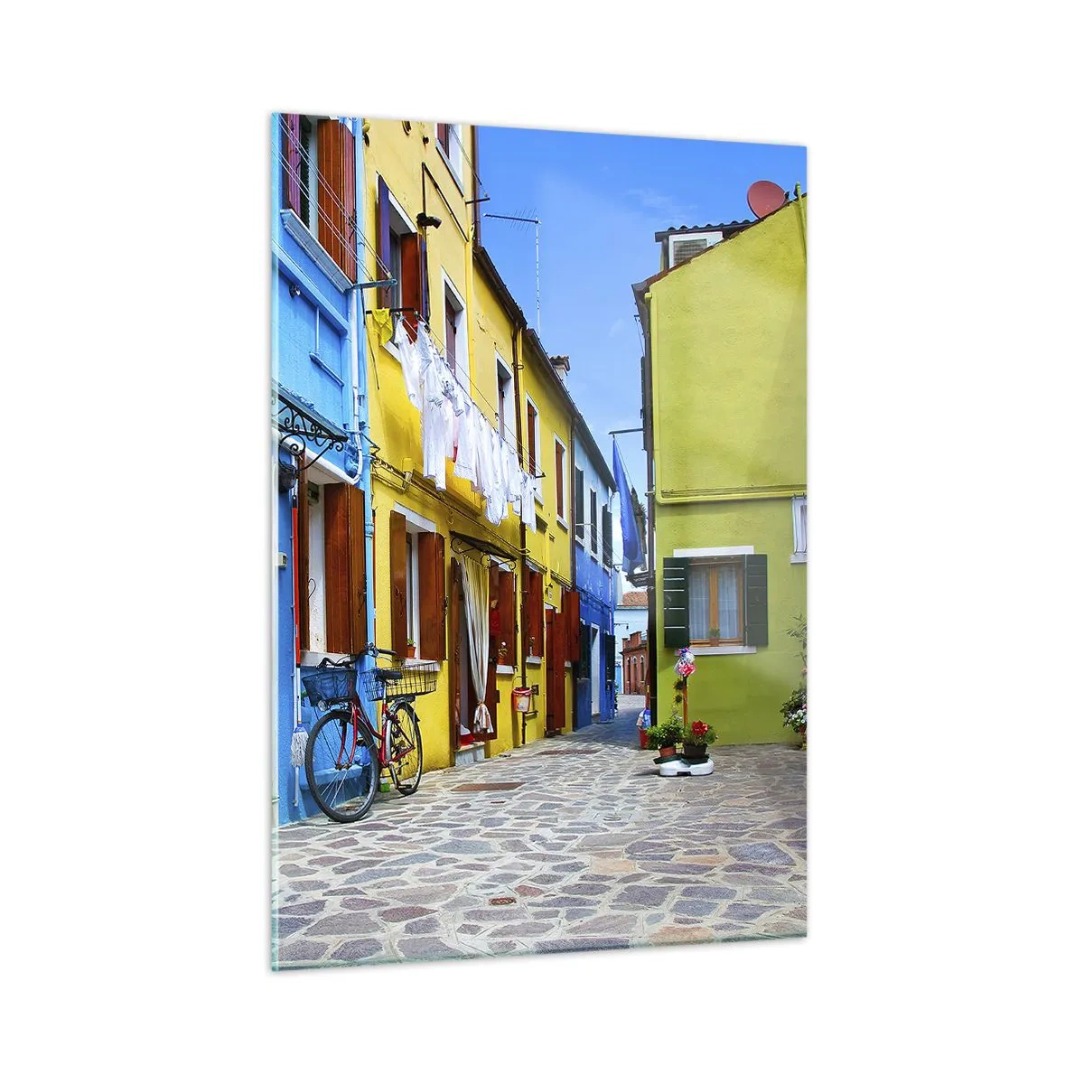 Obraz na szkle - Kolorowa uliczka z rowerami i ozdobionymi domami - 50x70cm - Pastelowy, słodki zaułek - Nowoczesna dekoracja ścienna do salonu, kuchni i sypialni ARTTOR