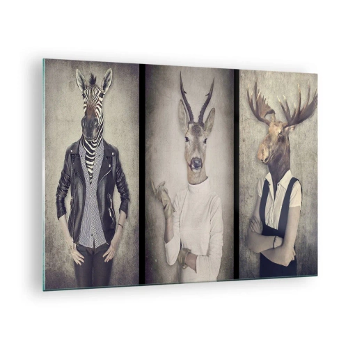 Obraz na szkle - Trzy zwierzęce postacie w ludzkich ubraniach na neutralnym tle - 70x50cm - Niech przemówią gesty - Nowoczesna dekoracja ścienna do salonu i sypialni ARTTOR