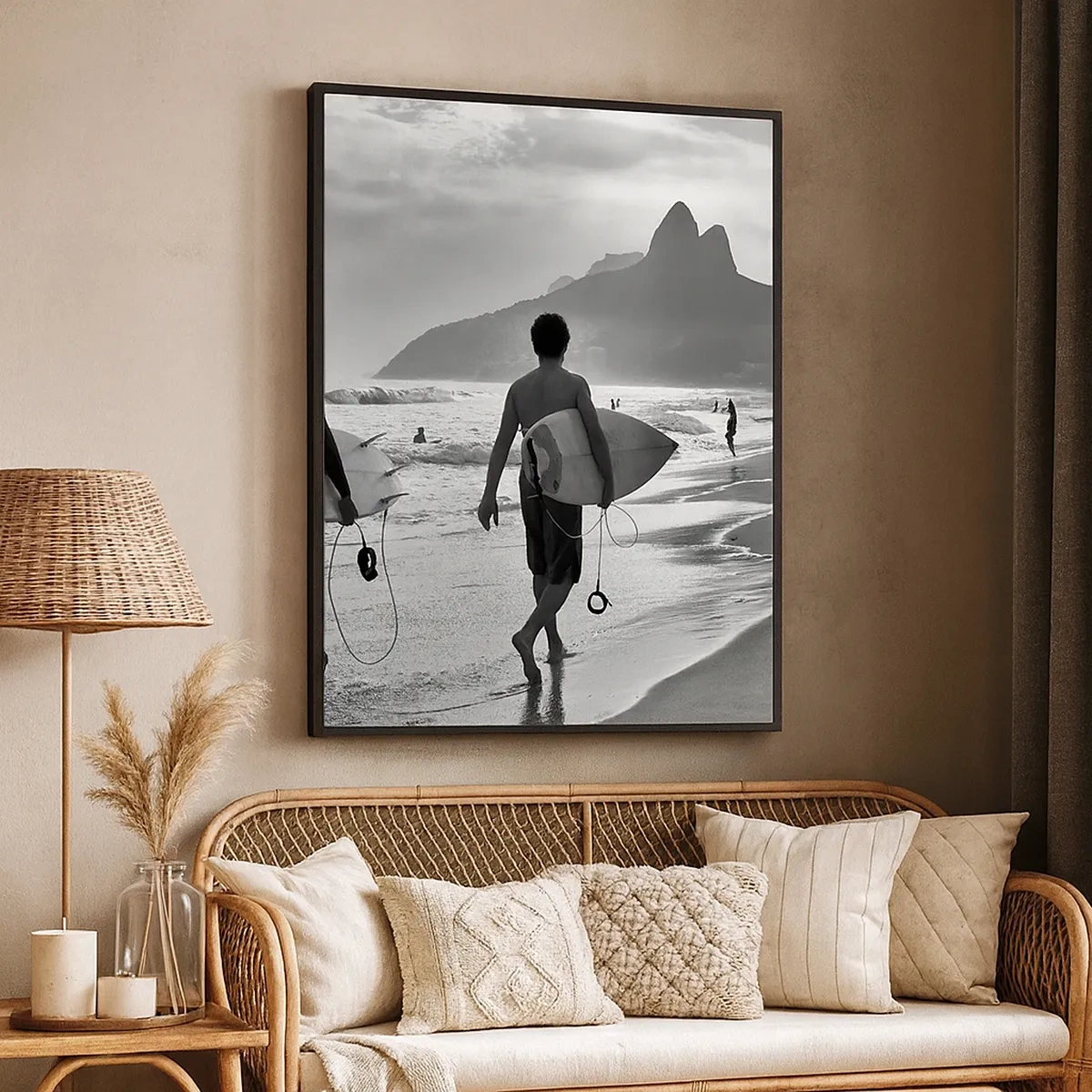 Obraz na płótnie - Surferzy na plaży w czarno-białej scenerii - 50x70cm - Samba na jedną falę - Nowoczesna dekoracja ścienna do salonu, kuchni i sypialni ARTTOR