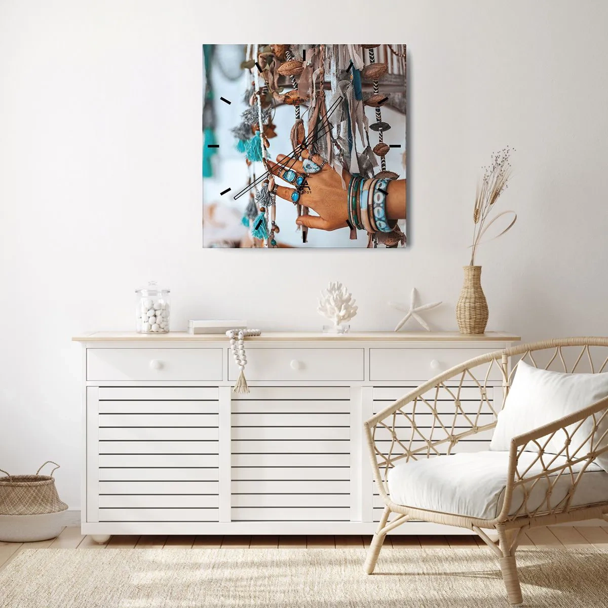 Zegar ścienny - Ręka ozdobiona biżuterią w stylu boho z dekoracjami w tle - 30x30cm - Lokalne skarby - Nowoczesna dekoracja ścienna do salonu i sypialni ARTTOR