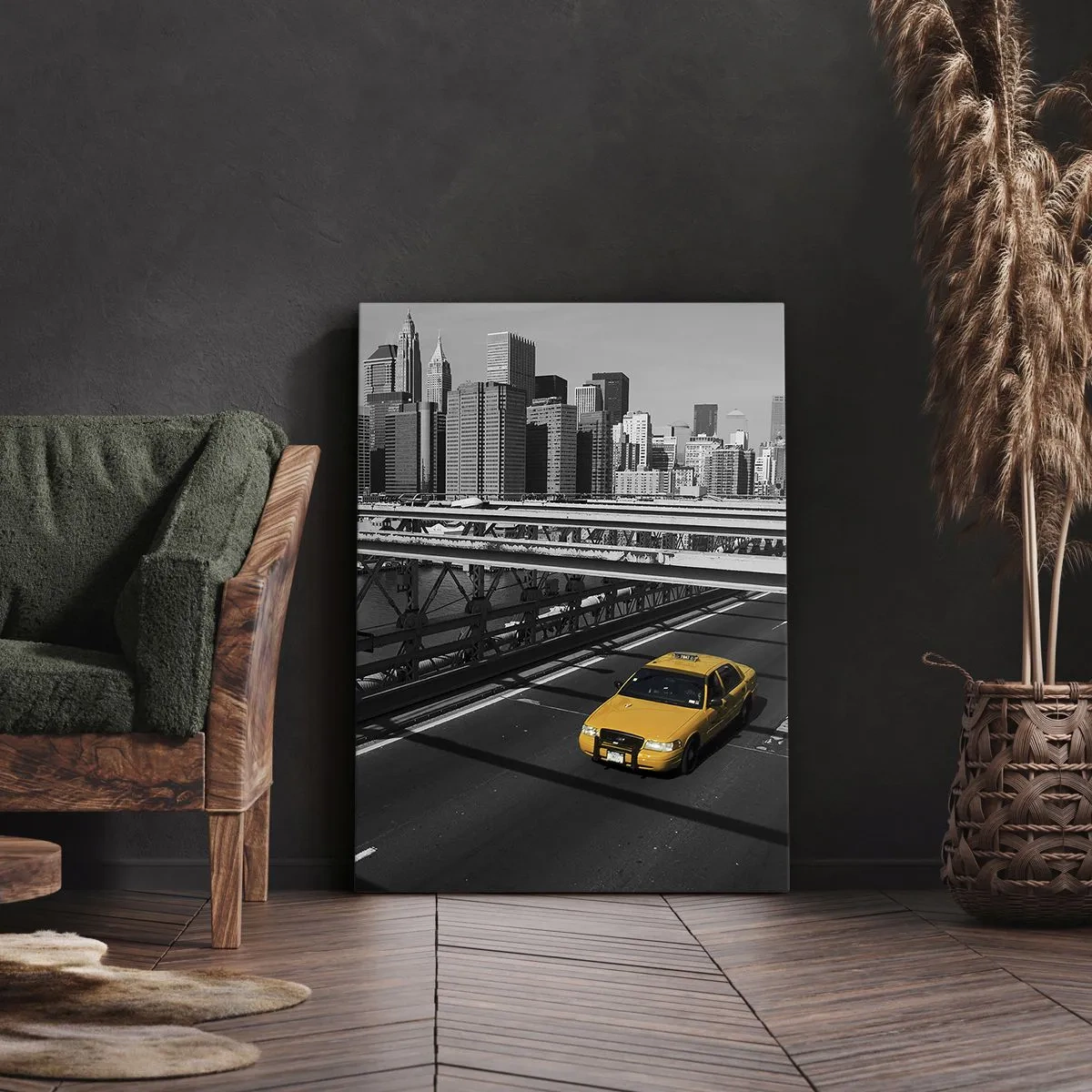 Obraz na płótnie - Żółta taksówka na czarno-białym tle z panoramą miasta - 50x70cm - Kolor wielkiego miasta - Nowoczesna dekoracja ścienna do salonu, kuchni i sypialni ARTTOR