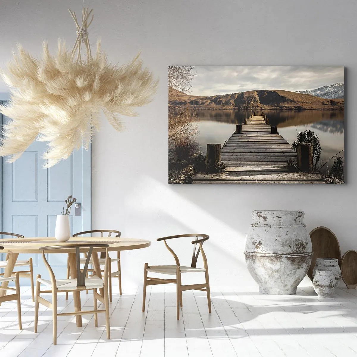 Obraz na płótnie - Drewniany pomost nad jeziorem otoczony malowniczymi wzgórzami - 100x70cm - Pejzaż w ciszy - Nowoczesna dekoracja ścienna do salonu, kuchni i sypialni ARTTOR