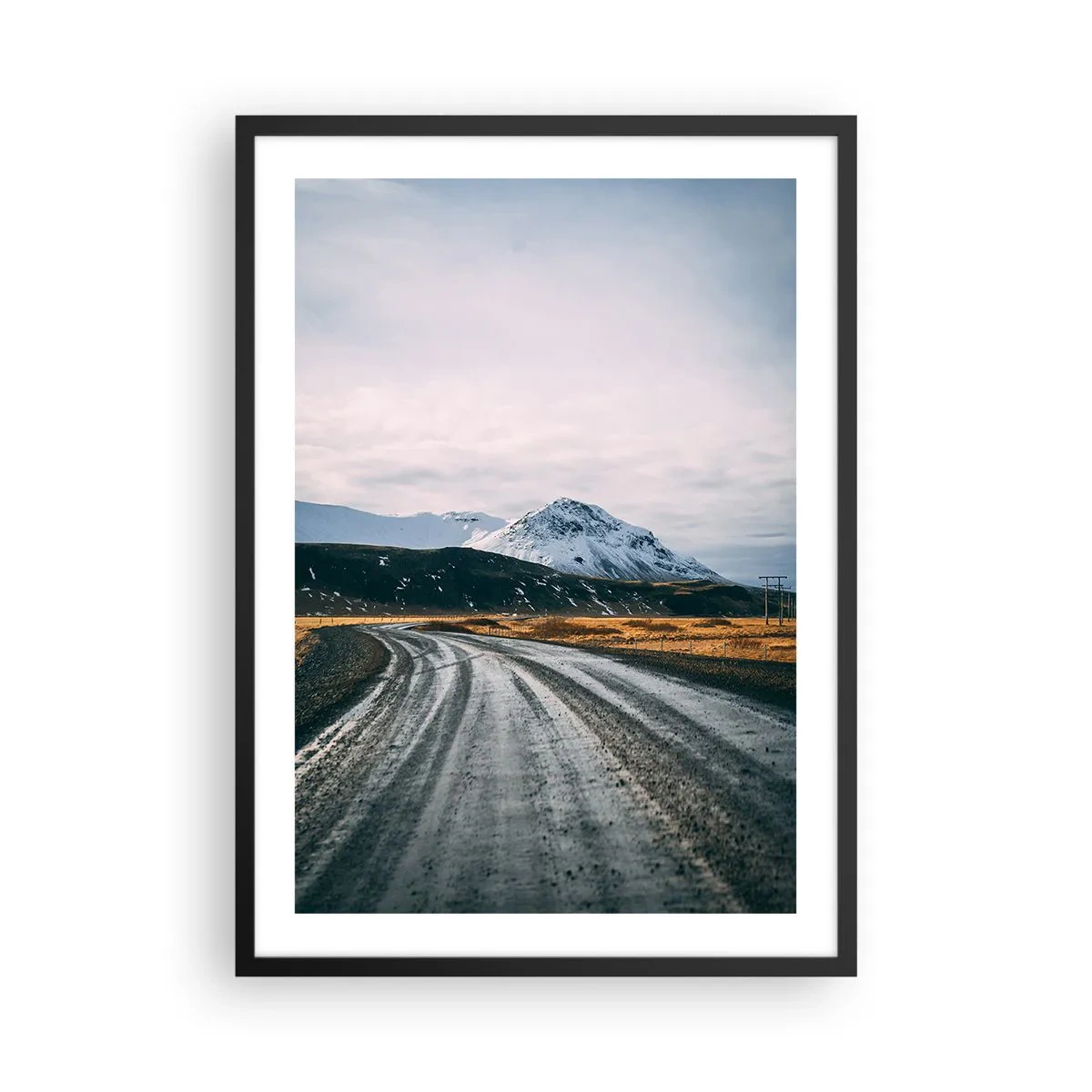 Plakat w czarnej ramie - W islandzkim klimacie - Droga prowadząca w stronę ośnieżonych gór - 50x70cm
