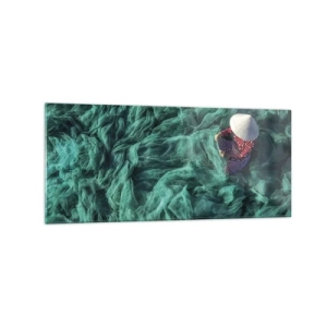 Obraz na szkle - Osoba z kapeluszem wśród zielonych sieci rybackich - 120x50cm - W morzu sieci - Nowoczesna dekoracja ścienna do salonu i sypialni ARTTOR