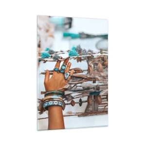 Obraz na szkle - Ręka ozdobiona biżuterią w stylu boho z dekoracjami w tle - 80x120cm - Lokalne skarby - Nowoczesna dekoracja ścienna do salonu i sypialni ARTTOR