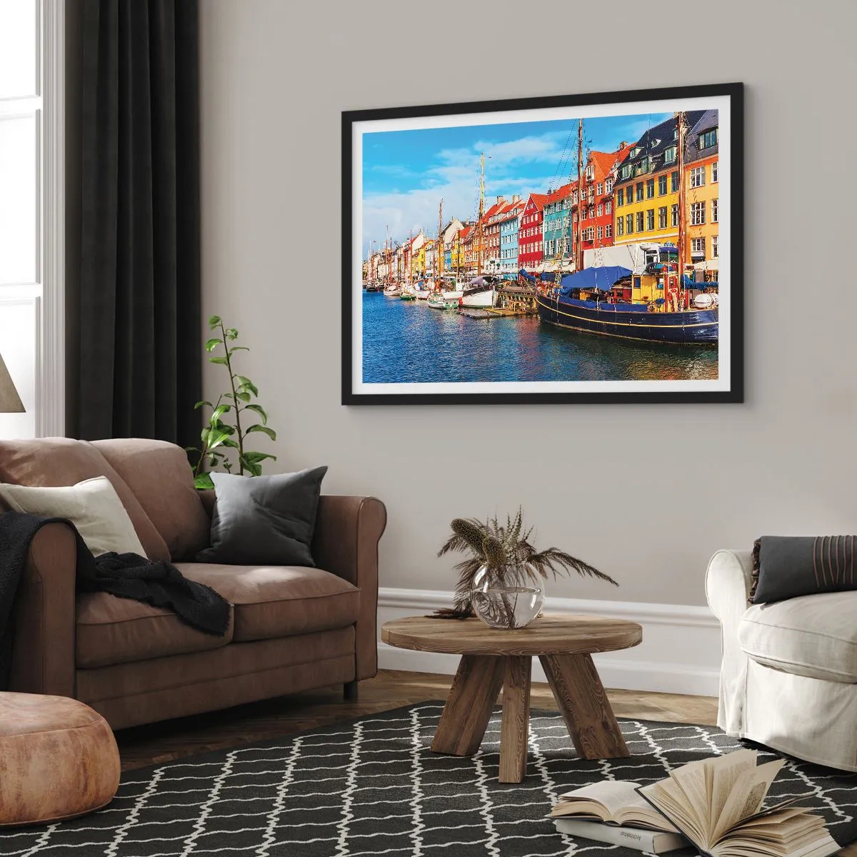 Plakat w czarnej ramie - Kolorowe kamienice nad kanałem z łodziami w słońcu - 100x70cm - Radosne nabrzeże - Nowoczesna dekoracja ścienna do salonu i sypialni ARTTOR