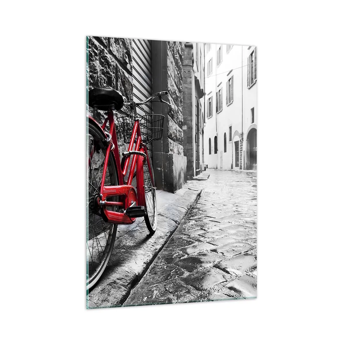 Obraz na szkle - Czerwony rower na brukowanej ulicy w monochromatycznym tle - 50x70cm - Prawdziwe piękno się nie starzeje - Nowoczesna dekoracja ścienna do salonu, kuchni i sypialni ARTTOR