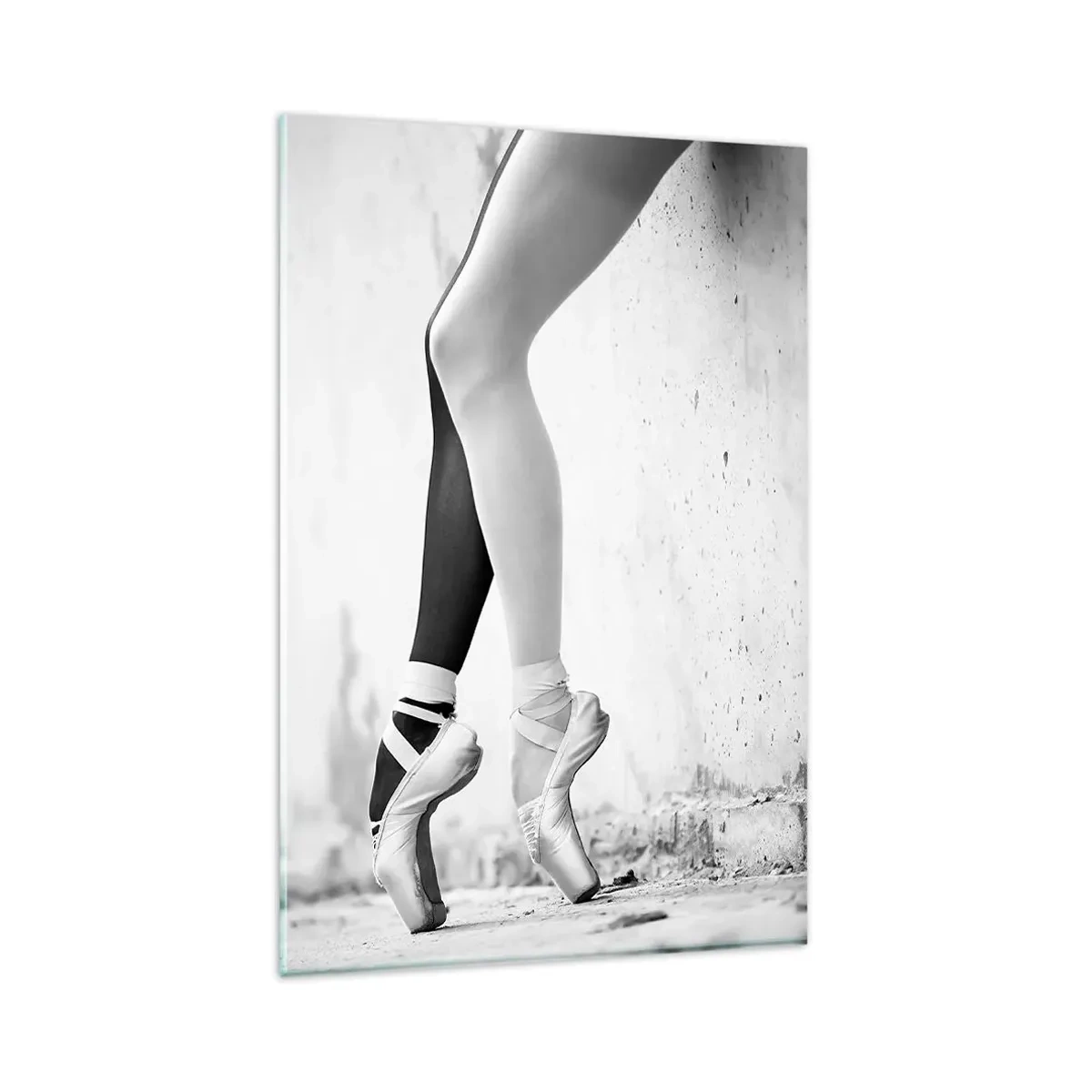 Obraz na szkle - Czarno-biała fotografia nóg baletnicy w pointach i kontrastowych rajstopach - 80x120cm - Balerina, voila! - Nowoczesna dekoracja ścienna do salonu i sypialni ARTTOR