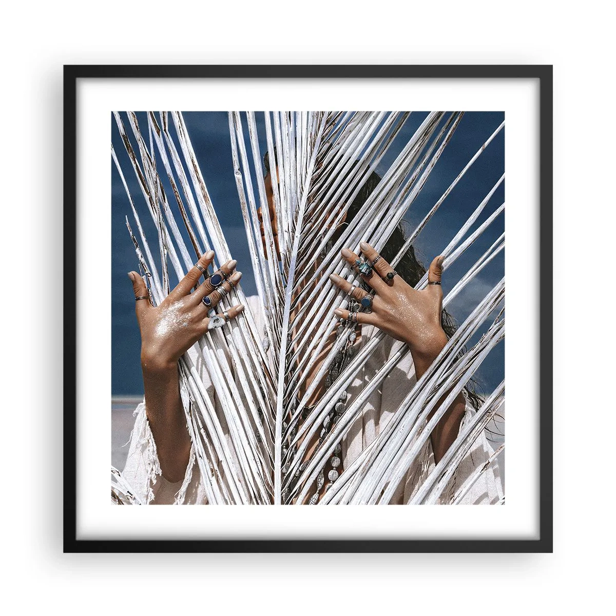 Plakat w czarnej ramie - Dziewczyna szamana? - 50x50 cm