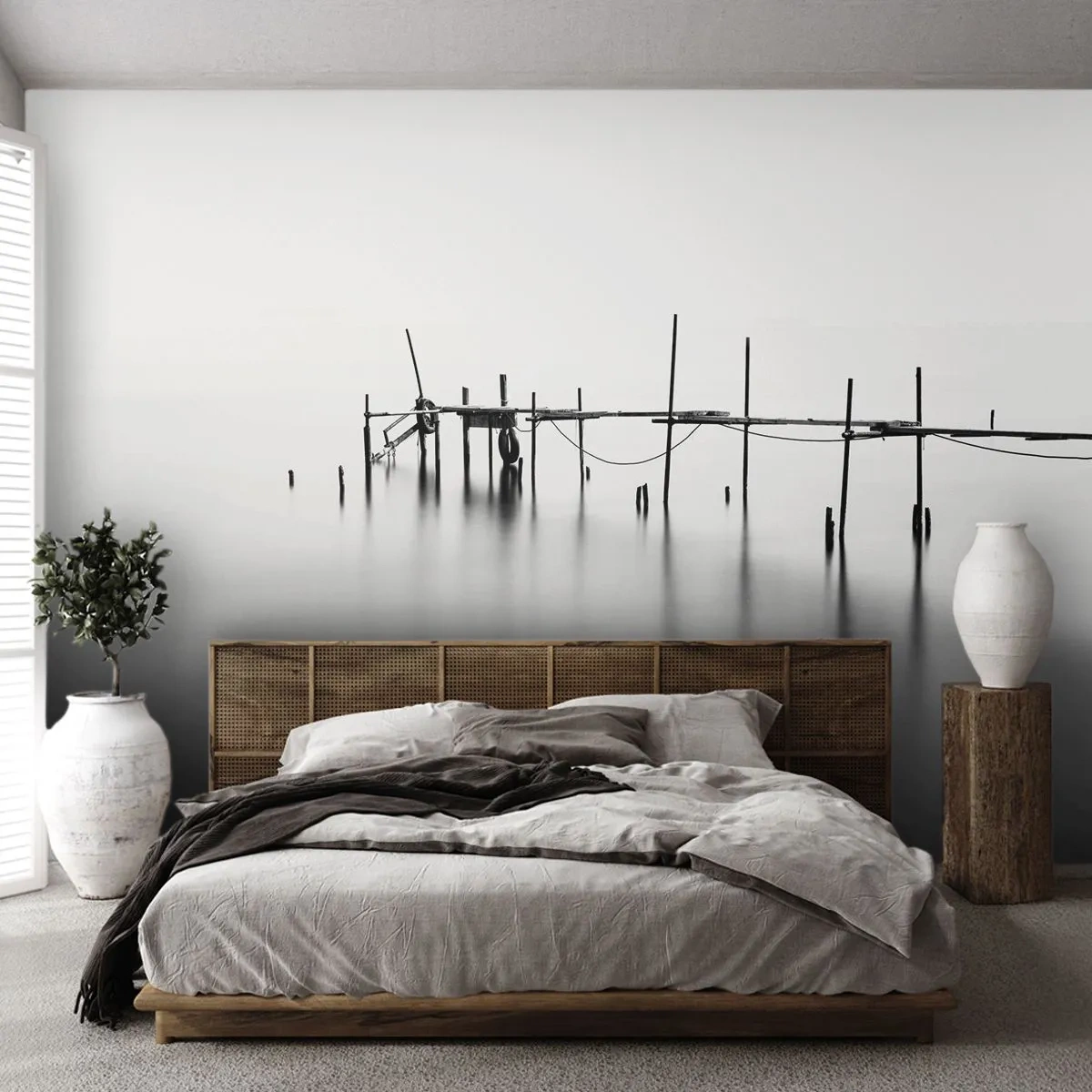 Fototapeta Premium Sand - Minimalistyczny drewniany pomost na spokojnej wodzie - 100x70cm - A jeśli świata nie ma? - Nowoczesna dekoracja ścienna do salonu, kuchni i sypialni ARTTOR