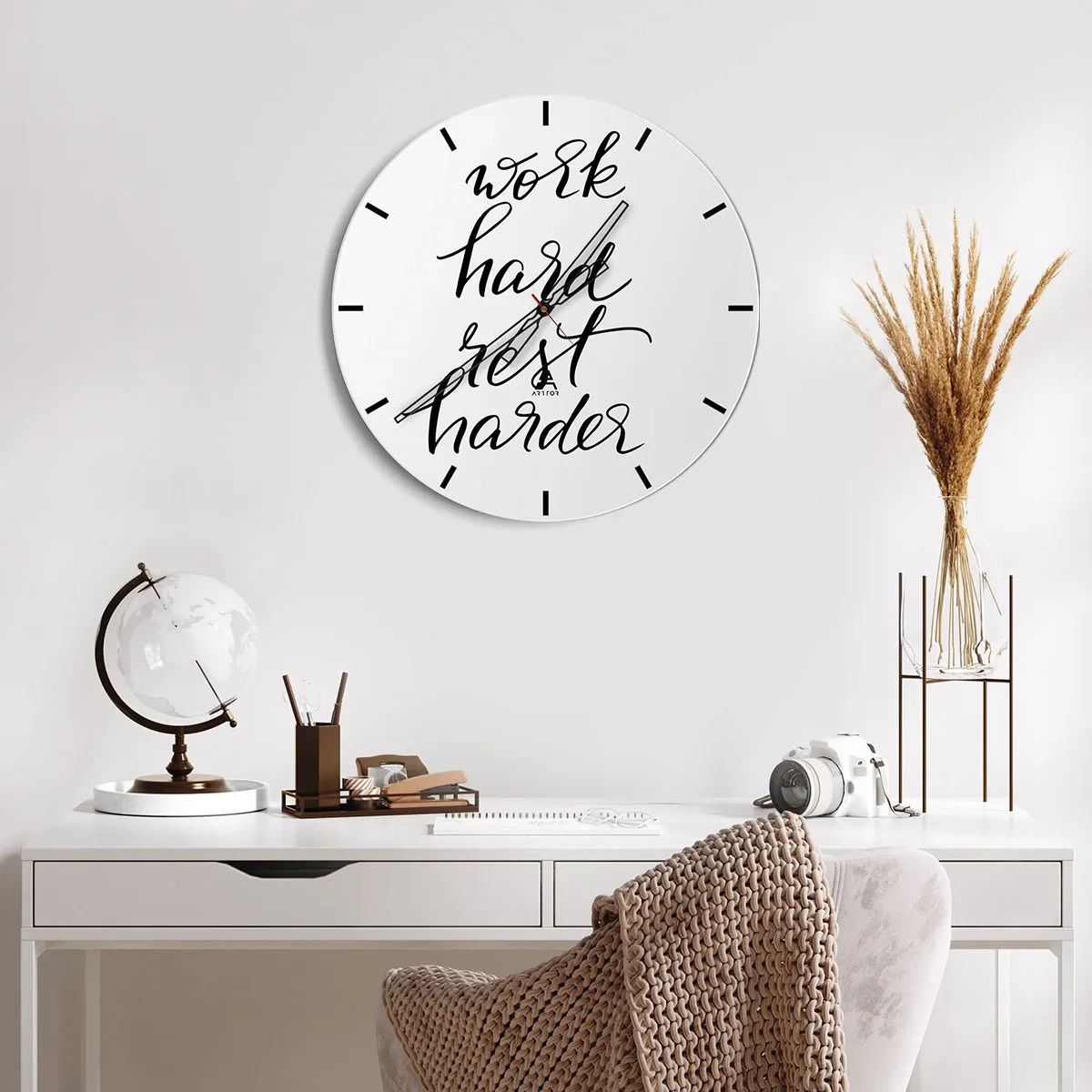 Zegar ścienny - Czarno-biały napis work hard rest harder na białym tle - 30x30cm - Życiowa równowaga - Nowoczesna dekoracja ścienna do salonu, kuchni i sypialni ARTTOR