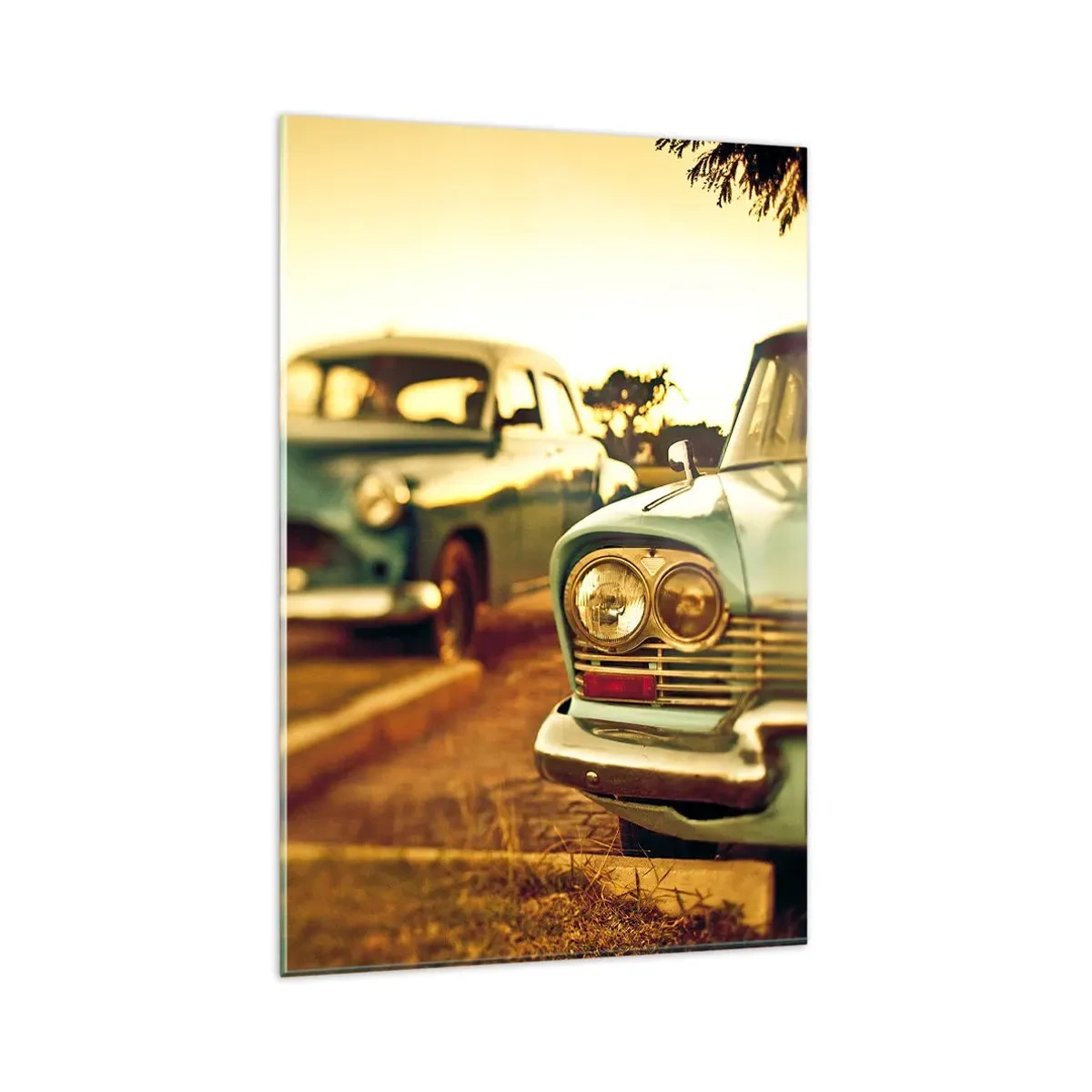 Obraz na szkle - Klasyczne samochody w ciepłym świetle zachodu - 80x120cm - Poczekamy, zobaczymy - Nowoczesna dekoracja ścienna do salonu i sypialni ARTTOR