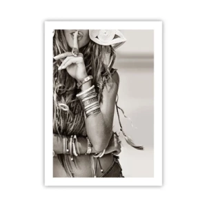 Plakat - Stylowa kobieta w biżuterii z gestem ciszy - 50x70cm - Jak to dziewczyna - Nowoczesna dekoracja ścienna do salonu, kuchni i sypialni ARTTOR