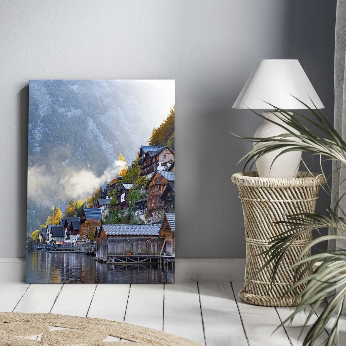 Obraz na płótnie - Malownicza wioska nad jeziorem w otoczeniu gór i jesiennej scenerii - 50x70cm - Alpejskie klimaty - Nowoczesna dekoracja ścienna do salonu, kuchni i sypialni ARTTOR