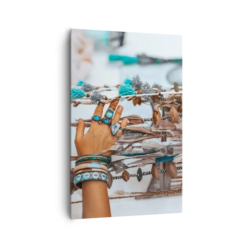 Obraz na płótnie - Ręka ozdobiona biżuterią w stylu boho z dekoracjami w tle - 80x120cm - Lokalne skarby - Nowoczesna dekoracja ścienna do salonu i sypialni ARTTOR