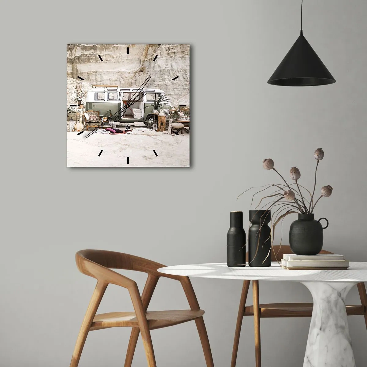 Zegar ścienny - Retro camper z aranżacją boho na tle skalistego krajobrazu - 30x30cm - Podróż czas zacząć - Nowoczesna dekoracja ścienna do salonu i sypialni ARTTOR