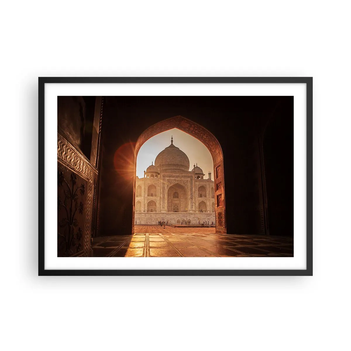 Plakat w czarnej ramie - Taj Mahal w promieniach słońca widziany z łuku bramy - 70x50cm - Pomnik nieziemskiej miłości - Nowoczesna dekoracja ścienna do salonu i sypialni ARTTOR