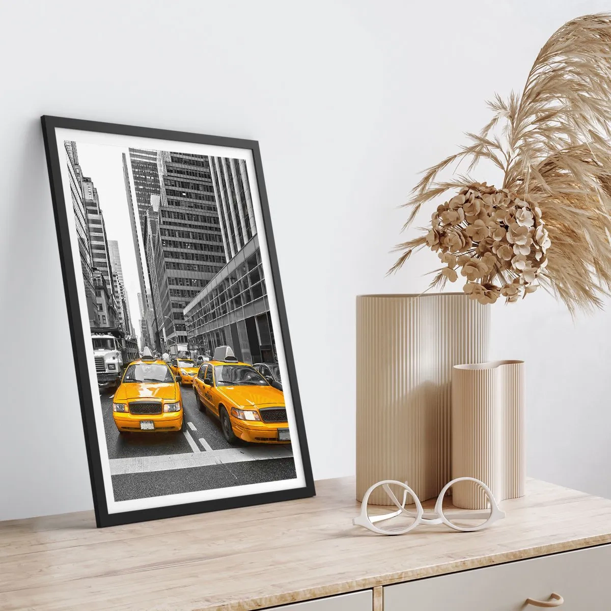 Plakat w czarnej ramie - Żółte taksówki na ulicach Nowego Jorku - 50x70cm - To my ubarwiamy miasto - Nowoczesna dekoracja ścienna do salonu i sypialni ARTTOR