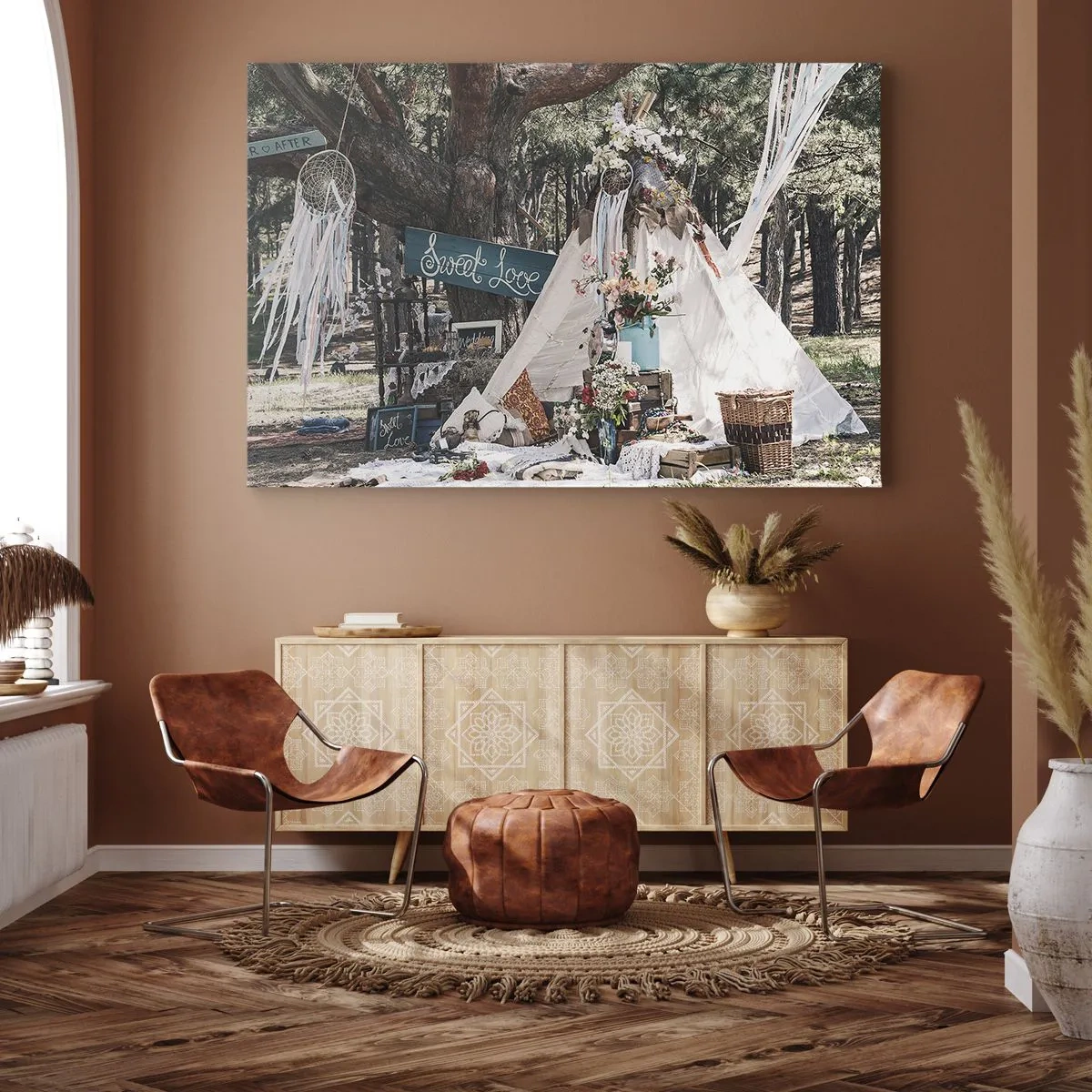 Obraz na płótnie - Dekoracja boho z tipi w lesie - 70x50cm - Make love… - Nowoczesna dekoracja ścienna do salonu i sypialni ARTTOR