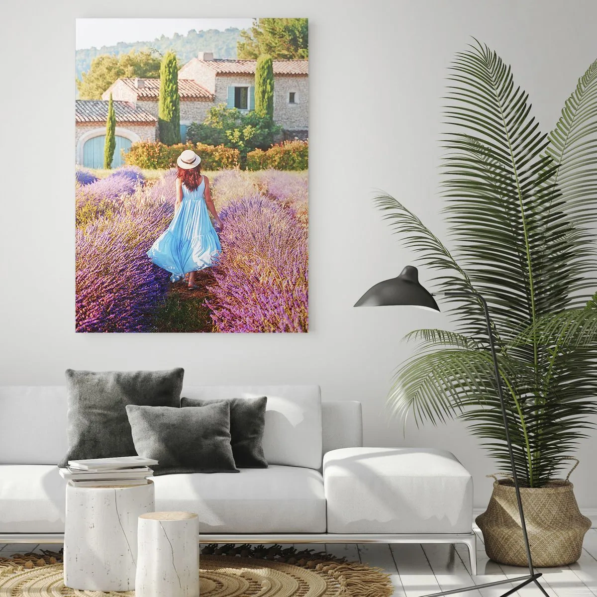 Obraz na szkle - Kobieta w sukni przechadzająca się po polu lawendy - 50x70cm - Lawendowa dziewczyna - Nowoczesna dekoracja ścienna do salonu, kuchni i sypialni ARTTOR