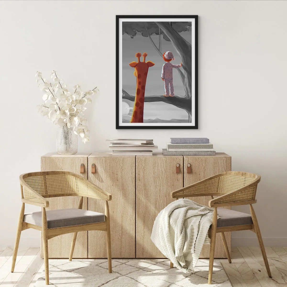 Plakat w czarnej ramie - Chłopiec w piżamie i żyrafa na drzewie w szaro-pomarańczowym krajobrazie - 50x70cm - To się naprawdę dzieje - Nowoczesna dekoracja ścienna do salonu i sypialni ARTTOR