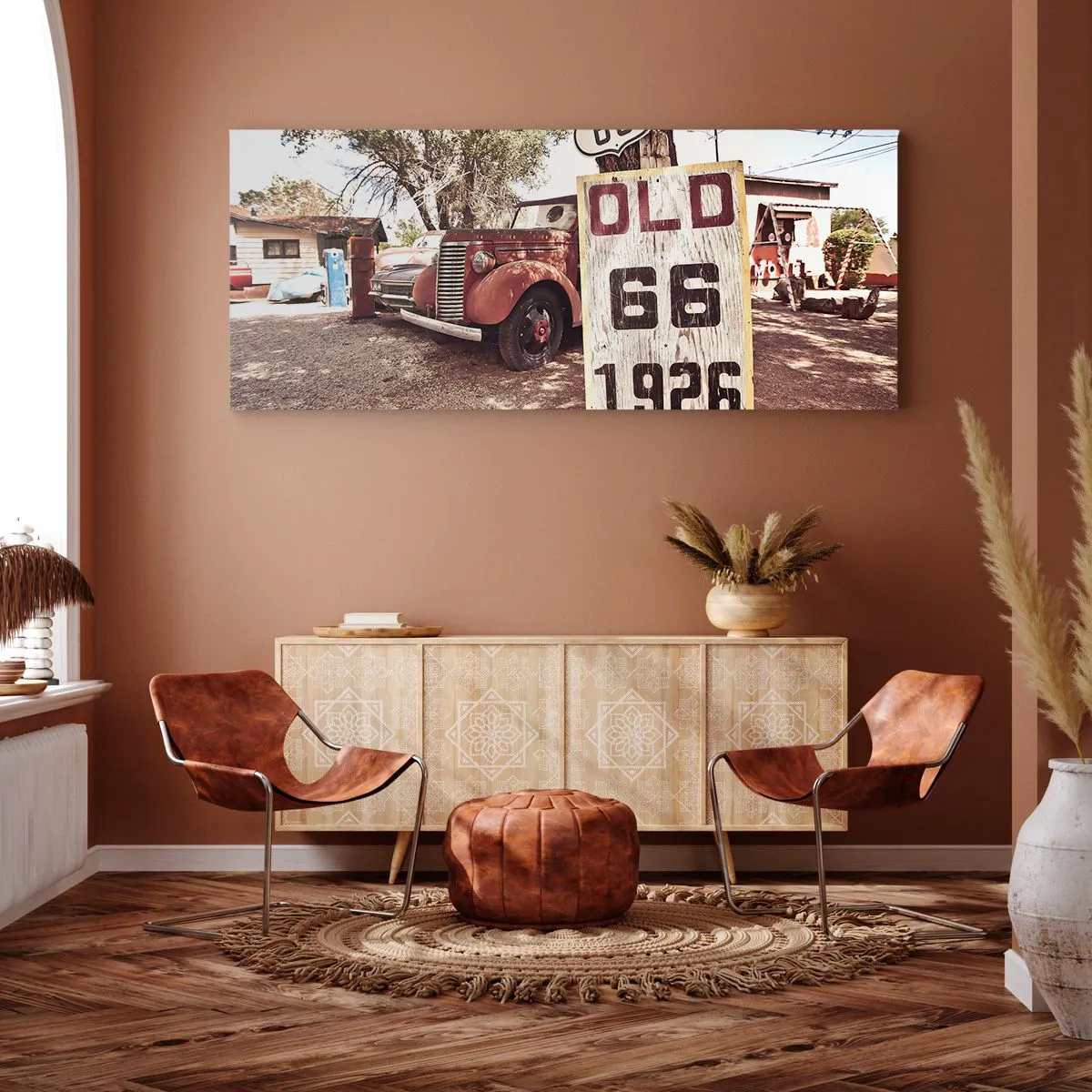 Obraz na płótnie - Retro samochód i znak Route 66 w rustykalnym otoczeniu - 160x50cm - Legenda amerykanskiej prowincji - Nowoczesna dekoracja ścienna do salonu i sypialni ARTTOR