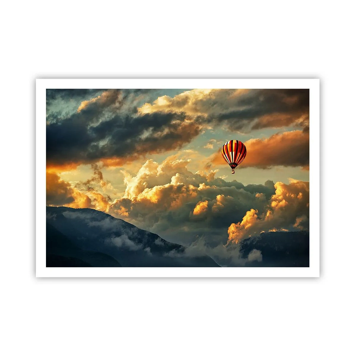 Plakat - Balon na tle dramatycznych chmur - 100x70cm - Lecę, bo chcę - Nowoczesna dekoracja ścienna do salonu i sypialni ARTTOR