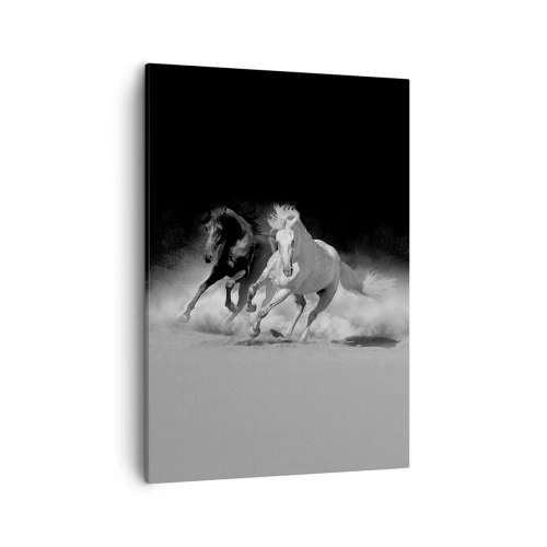 Obraz na płótnie - Czarno-biały obraz galopujących koni na tle kurzu i piasku - 50x70cm - Galop wolności - Nowoczesna dekoracja ścienna do salonu, kuchni i sypialni ARTTOR