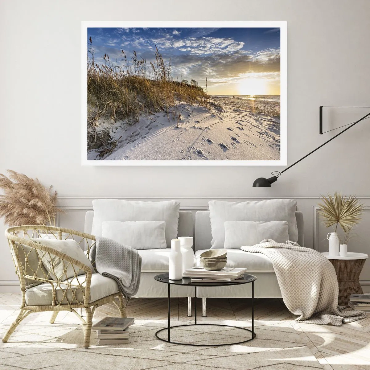 Plakat - Wydmy z trawą i ślady na piasku przy zachodzie słońca - 100x70cm - Zaproszenie na spacer - Nowoczesna dekoracja ścienna do salonu i sypialni ARTTOR