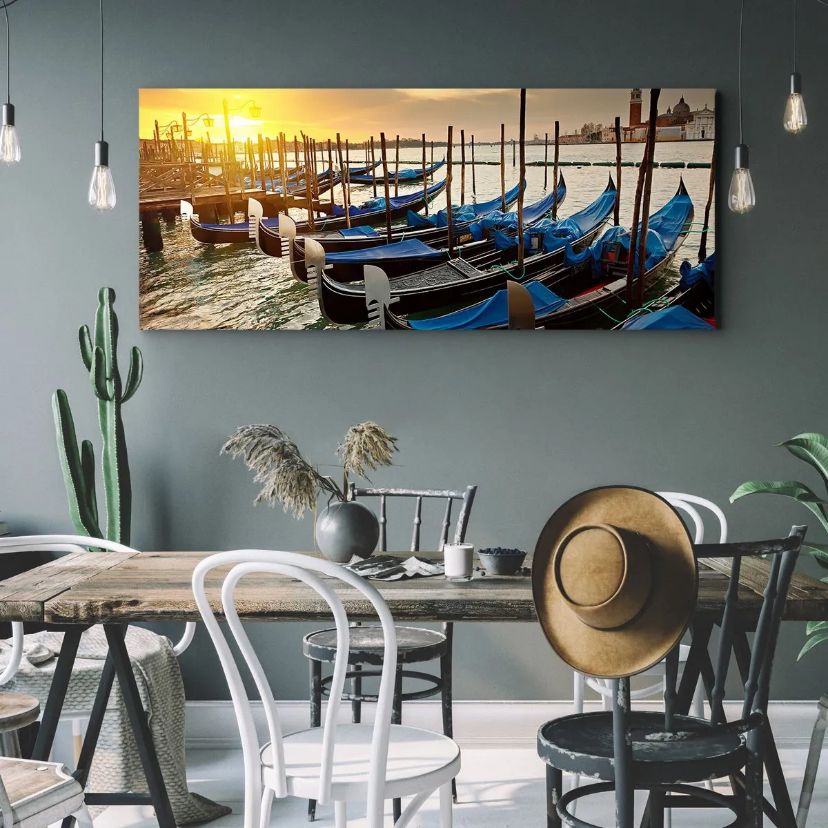 Obraz na płótnie - Gondole w Wenecji o poranku w świetle wschodzącego słońca - 140x50cm - Zanim przypłynie gwar - Nowoczesna dekoracja ścienna do salonu i sypialni ARTTOR