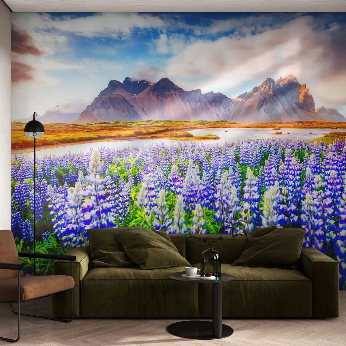 Fototapeta Premium Sand - Pole fioletowych kwiatów na tle gór i nieba - 100x70cm - Siła i surowość obok łagodności - Nowoczesna dekoracja ścienna do salonu, kuchni i sypialni ARTTOR