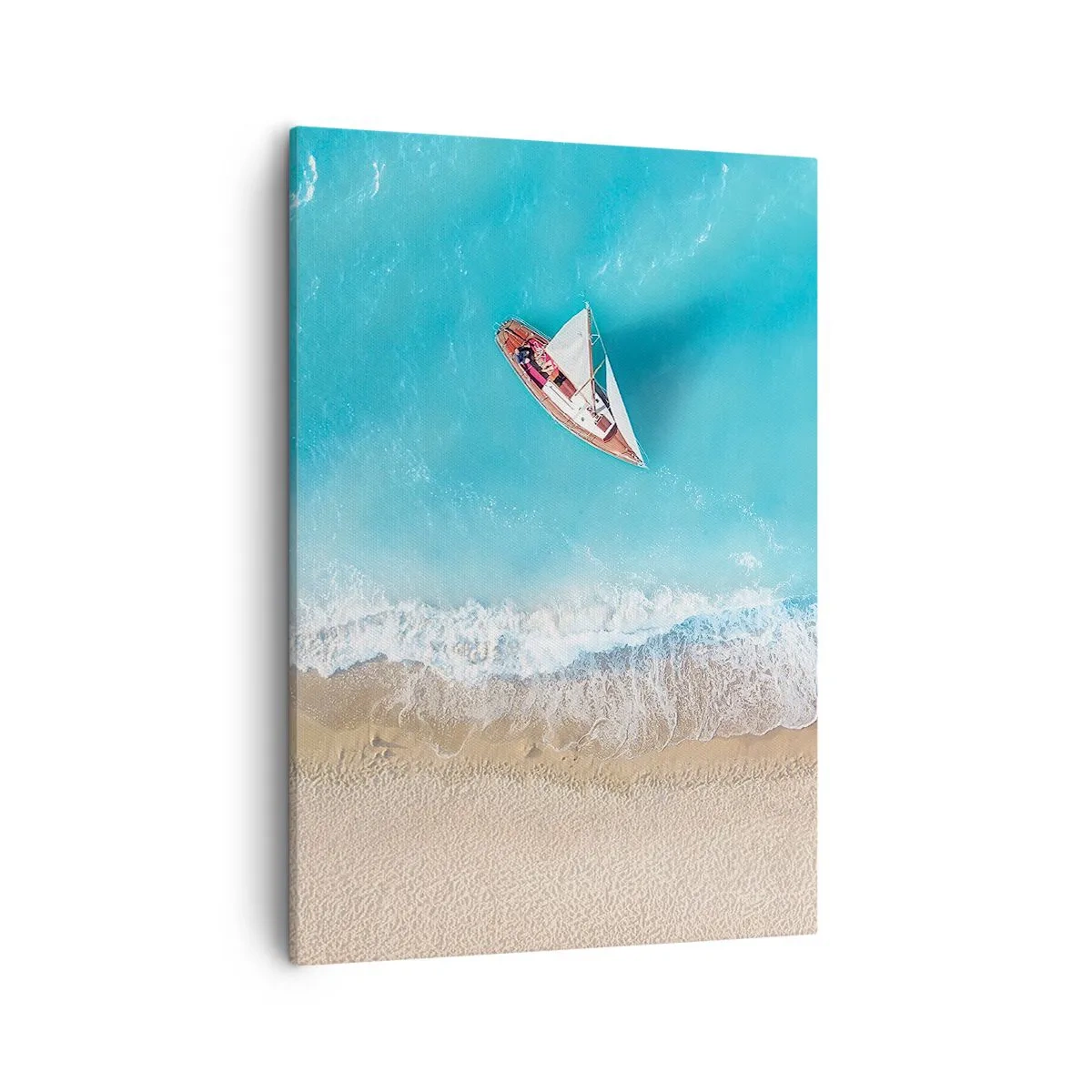 Obraz na płótnie - Fotografia żaglówki dryfującej na błękitnych wodach przy piaszczystej plaży z perspektywy lotu ptaka - 50x70cm - Na granicy błękitu i złota - Nowoczesna dekoracja ścienna do salonu, kuchni i sypialni ARTTOR