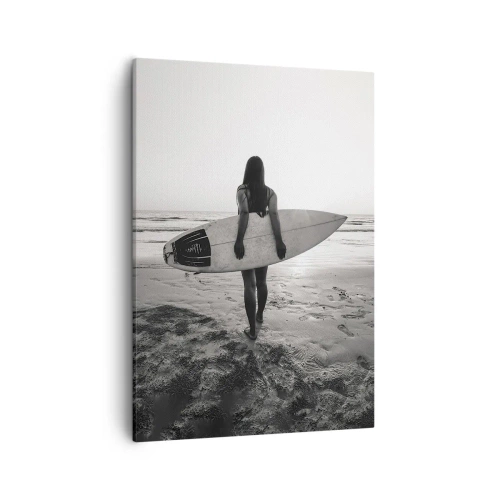 Obraz na płótnie - Kobieta z deską surfingową na plaży, patrząca na morze - 50x70cm - Córka morskiej fali - Nowoczesna dekoracja ścienna do salonu, kuchni i sypialni ARTTOR