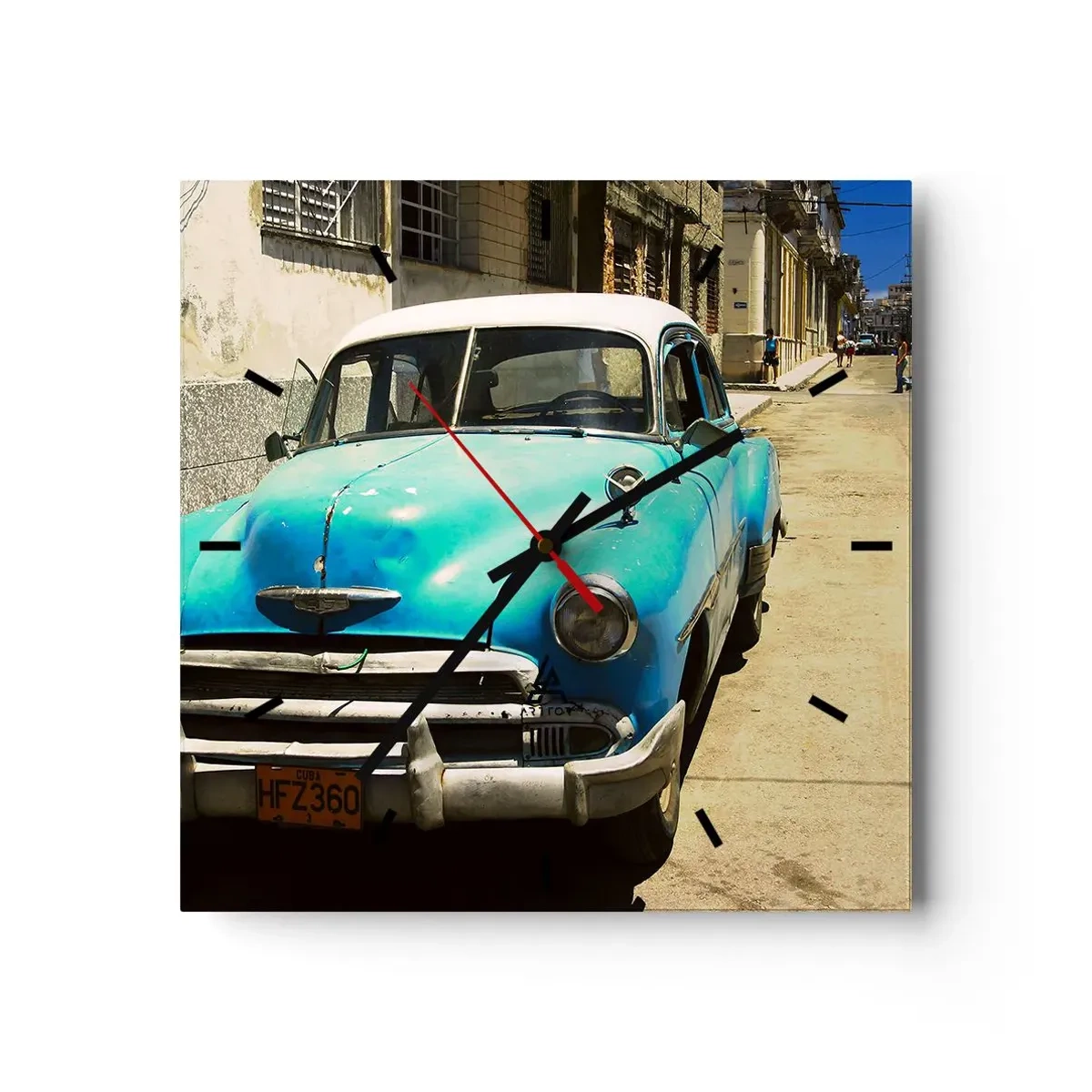 Zegar ścienny - Niebieski klasyczny samochód na ulicy w słoneczny dzień - 30x30cm - Evviva Cuba! - Nowoczesna dekoracja ścienna do salonu i sypialni ARTTOR
