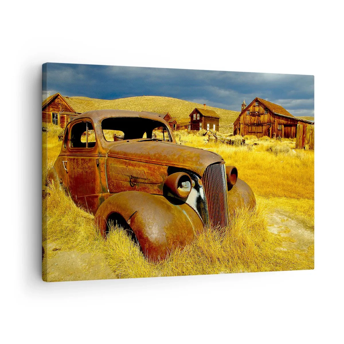 Obraz na płótnie - Stary zardzewiały samochód na tle opuszczonych drewnianych chat - 70x50cm - Zasłużony odpoczynek - Nowoczesna dekoracja ścienna do salonu i sypialni ARTTOR