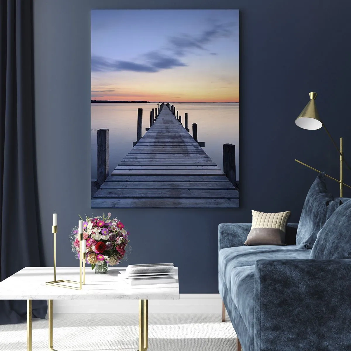 Obraz na szkle - Drewniany pomost nad spokojnym jeziorem o zachodzie słońca - 50x70cm - Spokój pogodnego zmierzchu - Nowoczesna dekoracja ścienna do salonu, kuchni i sypialni ARTTOR