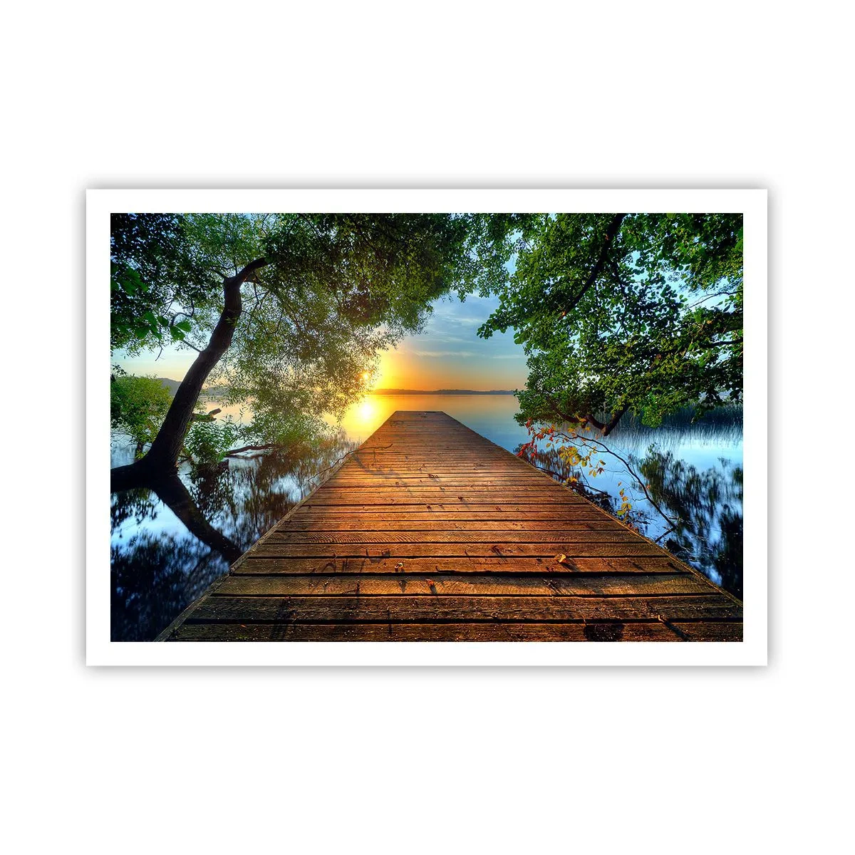 Plakat - Drewniany pomost otoczony zielenią podczas zachodu słońca - 100x70cm - Nie śpiesz się, usiądź - Nowoczesna dekoracja ścienna do salonu i sypialni ARTTOR